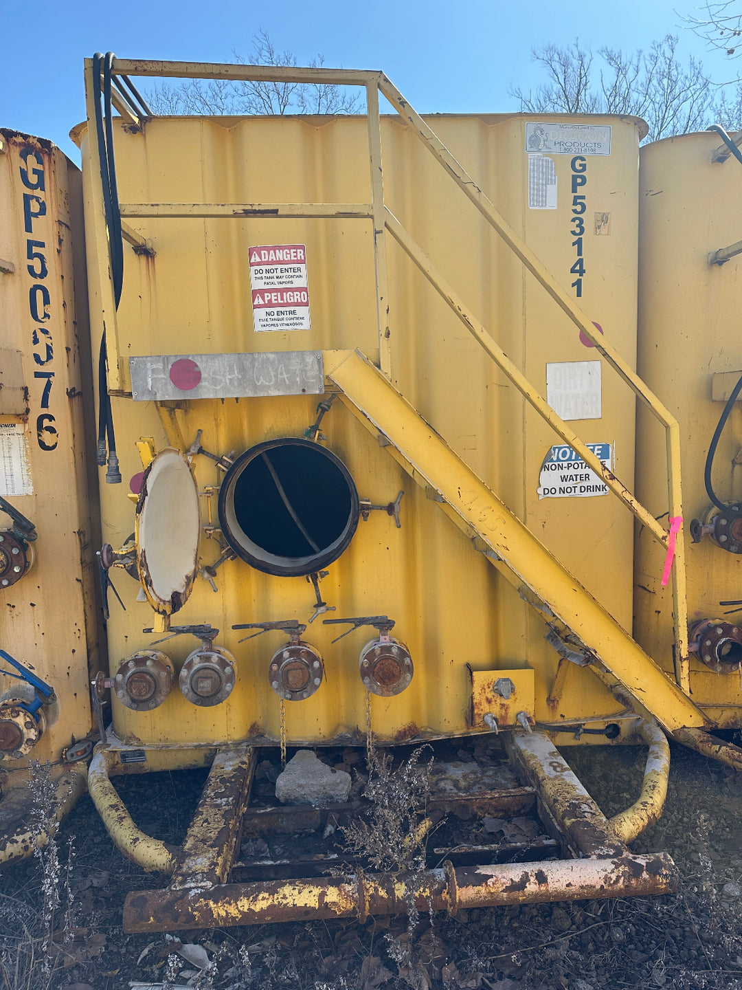 Front of yellow 21,000 gallon Dragon flat top frac tank #GP53141