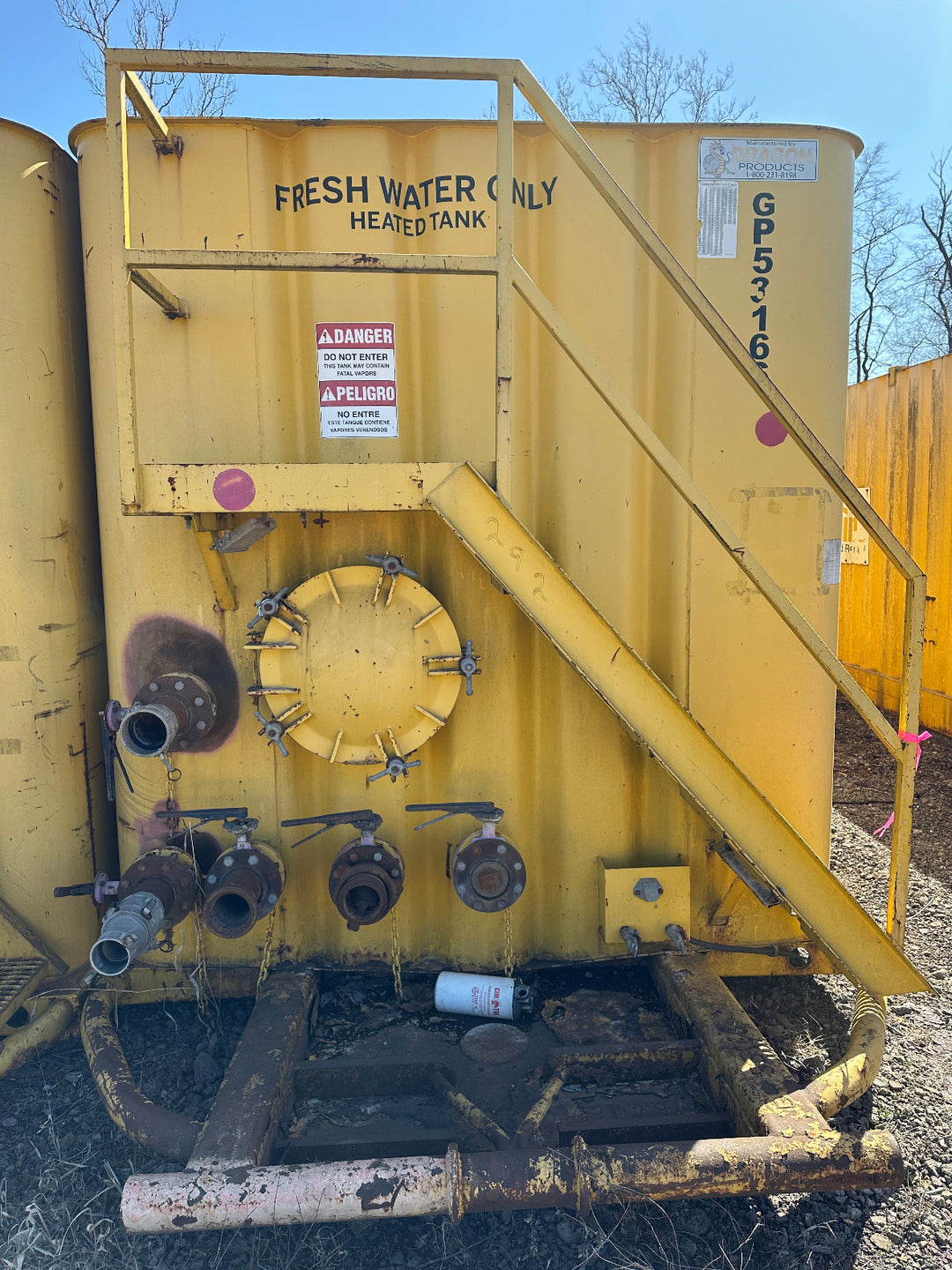 Front of yellow 21,000 gallon Dragon flat top frac tank #GP53166