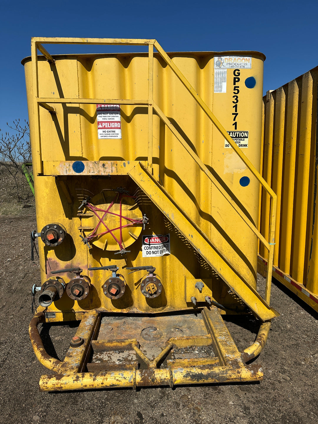 Front of yellow 21,000 gallon Dragon flat top frac tank 3GP53171