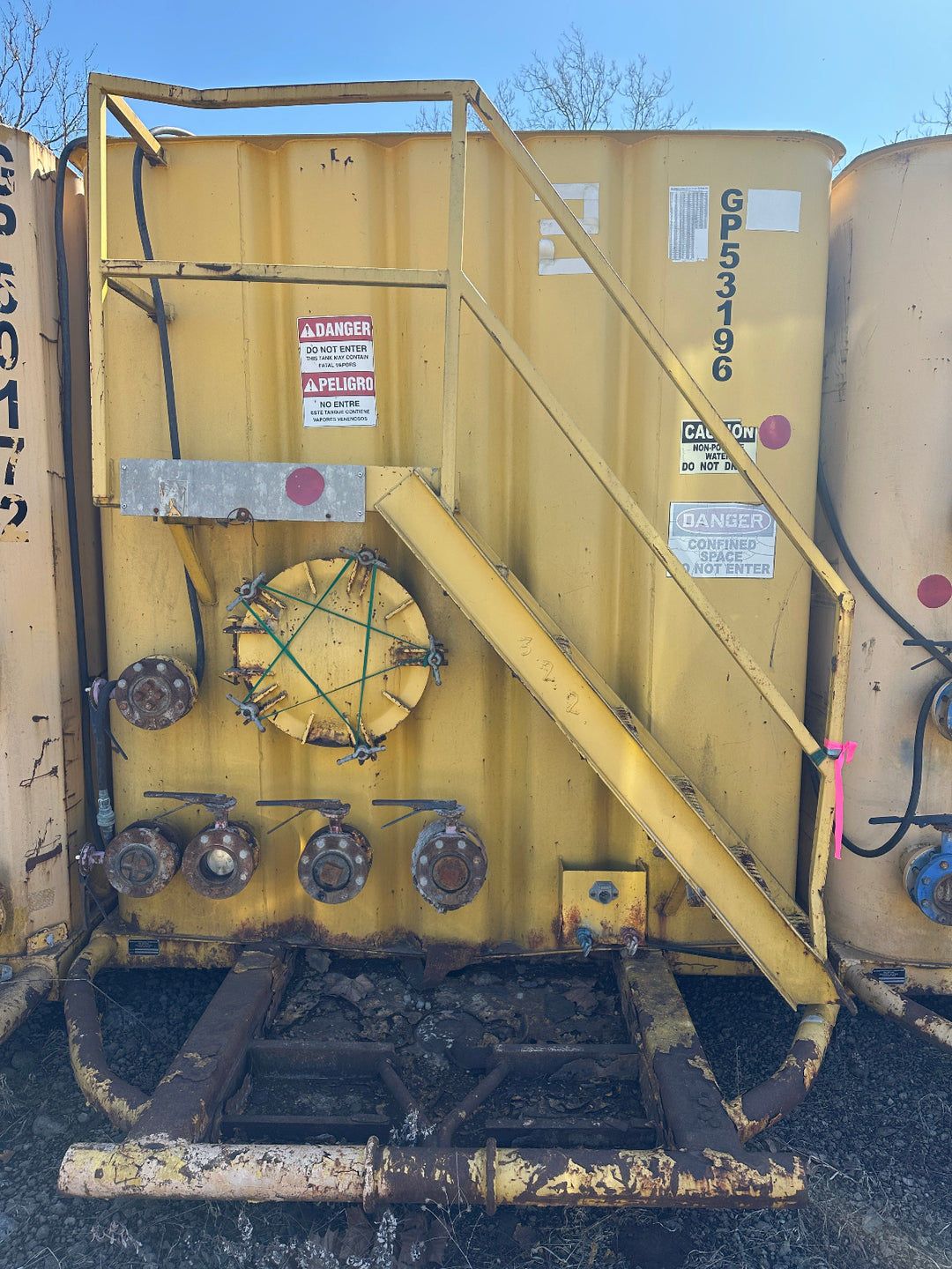 Front of yellow 21,000 gallon Dragon flat top frac tank #GP53196