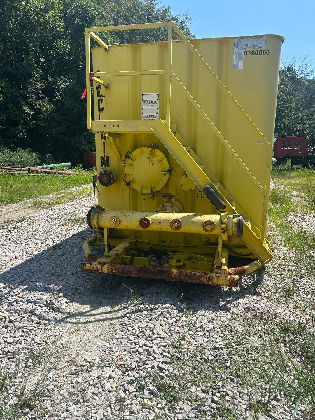 Front of yellow Dragon frac tank #0760066