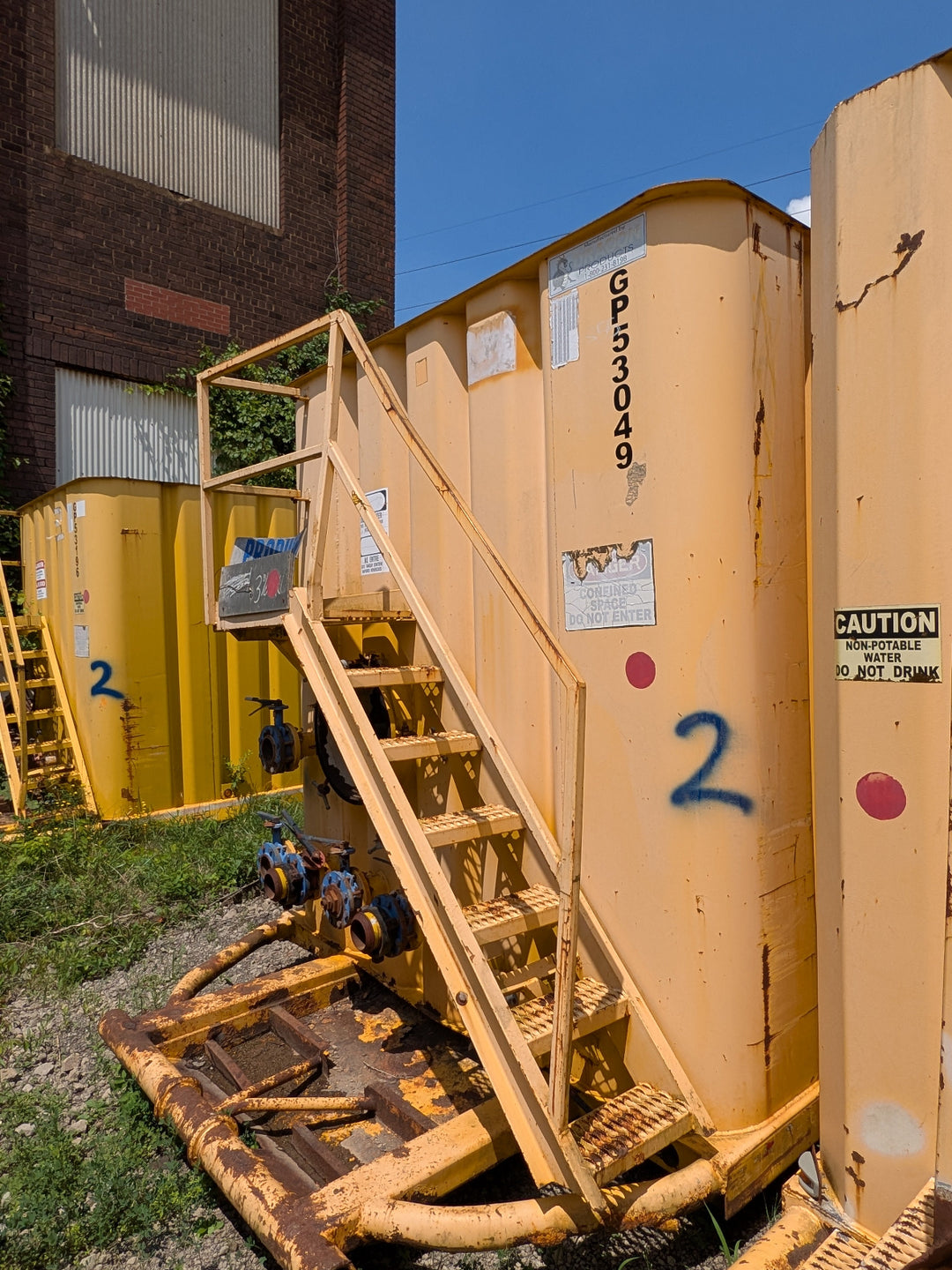 Front of yellow Dragon frac tank #GP53409