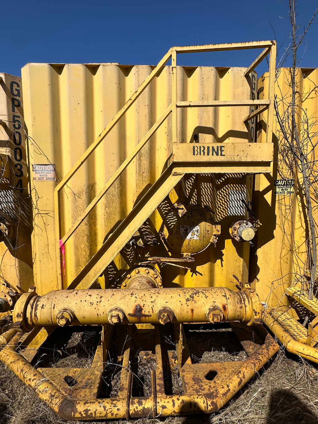 Front of yellow 21,000 gallon Wichita flat top frac tank #GP50011