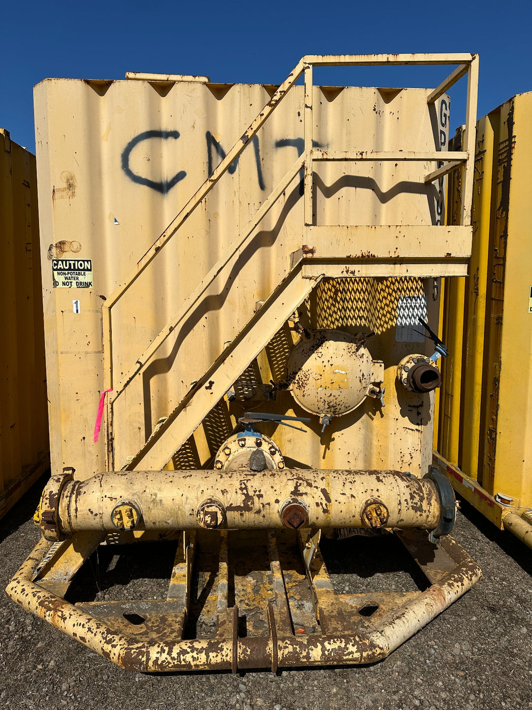Front of yellow 21,000 gallon Wichita flat top frac tank #GP50065