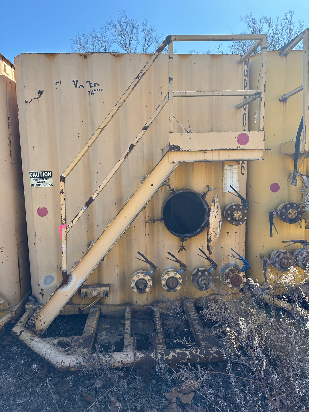 Front of yellow 21,000 gallon Wichita flat top frac tank #GP50076