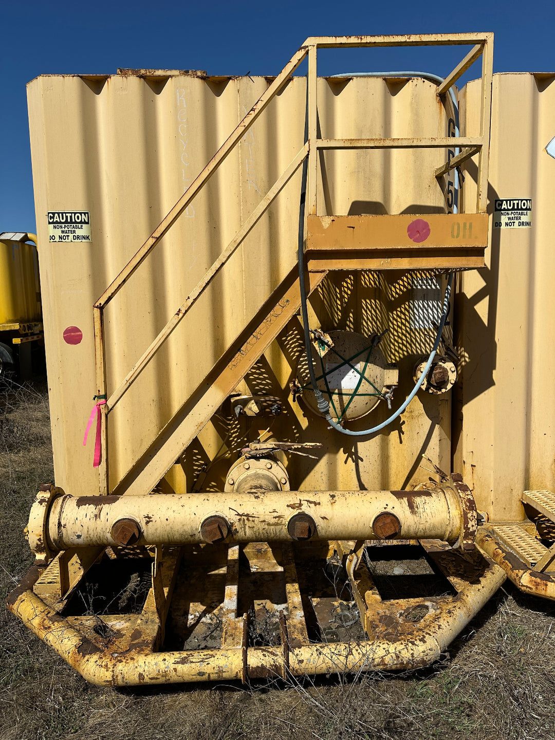 Front of yellow 21,000 gallon Wichita flat top frac tank #GP51022