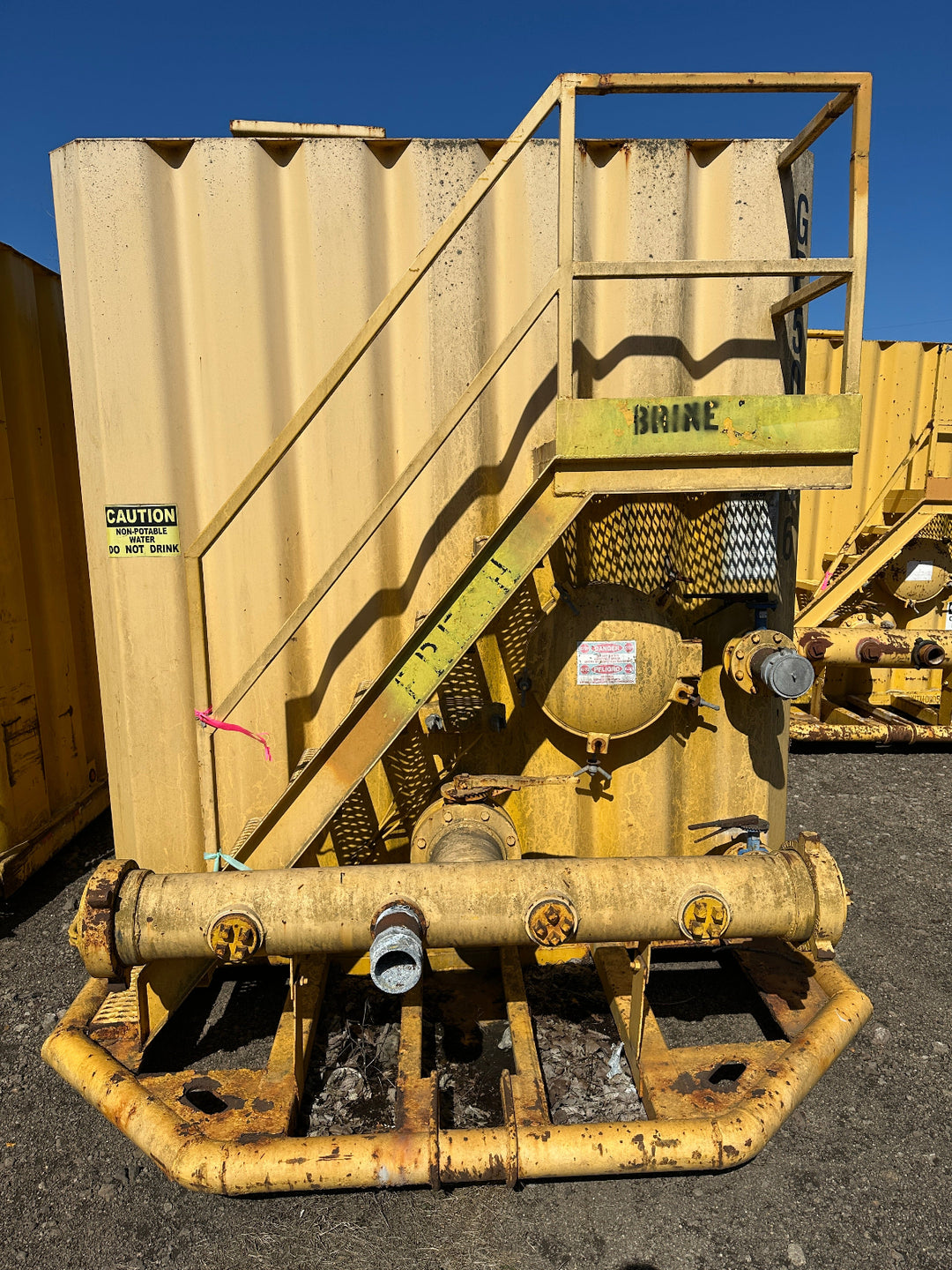 Front of yellow 21,000 gallon Wichita flat top frac tank #GP50142