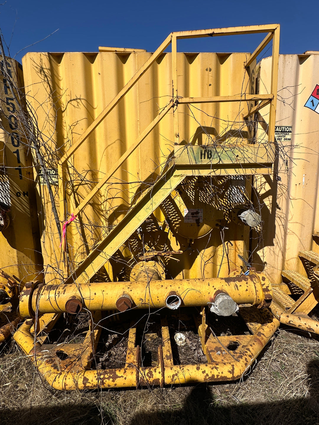 Front of yellow 21,000 gallon Wichita flat top frac tank #GP50162