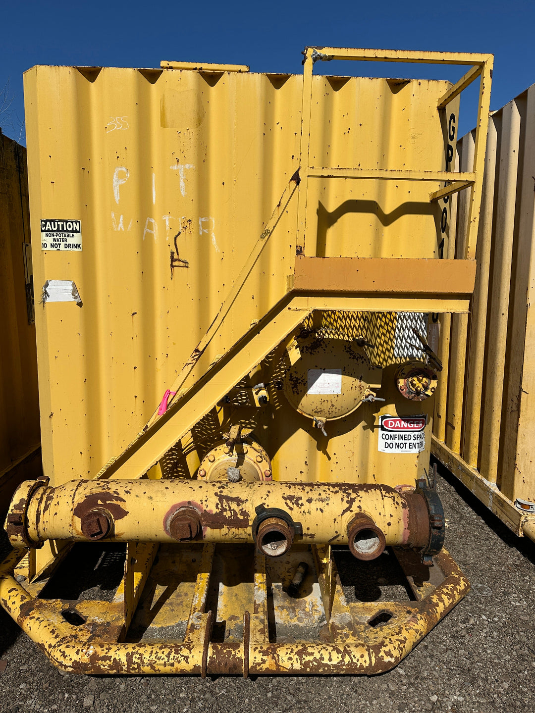 Front of yellow 21,000 gallon Wichita flat top frac tank #GP50168