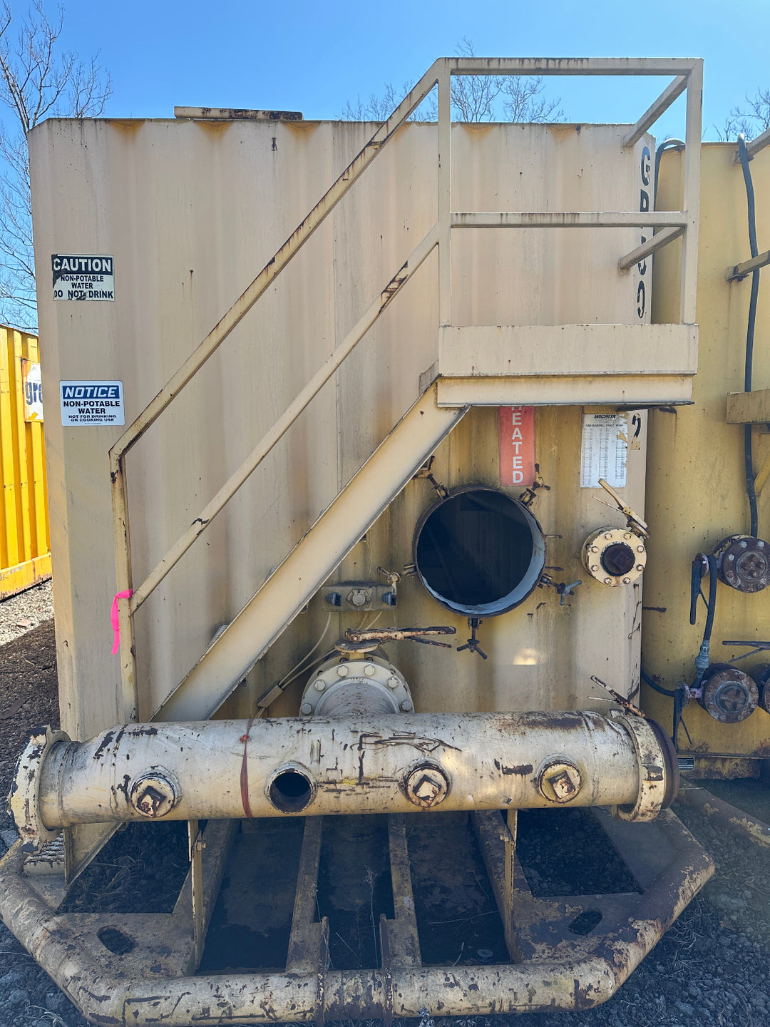 Front of yellow 21,000 gallon Wichita flat top frac tank #GP50172