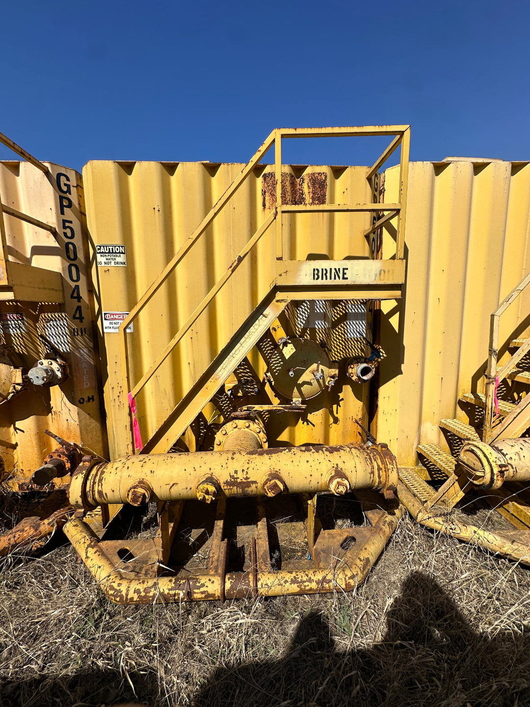 Alt: Front of yellow 21,000 gallon Wichita flat top frac tank #GP50194