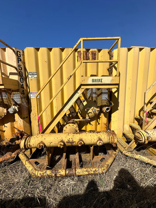 Alt: Front of yellow 21,000 gallon Wichita flat top frac tank #GP50194