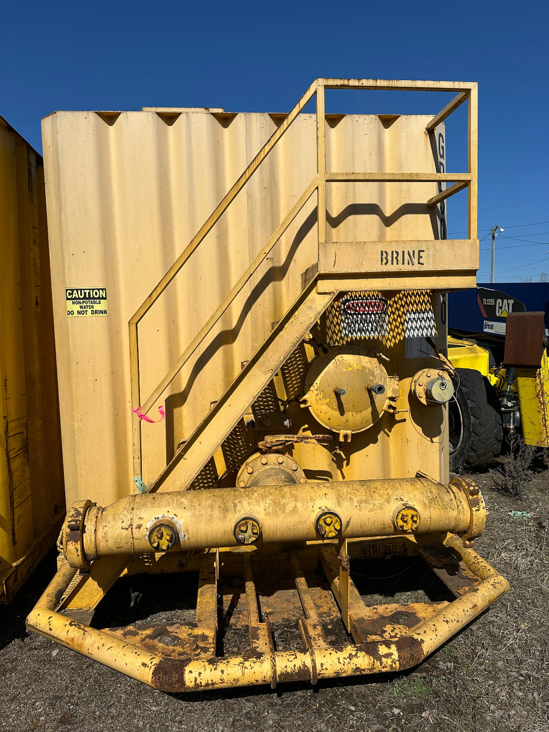 Front of yellow 21,000 gallon Wichita flat top frac tank #WTM071699