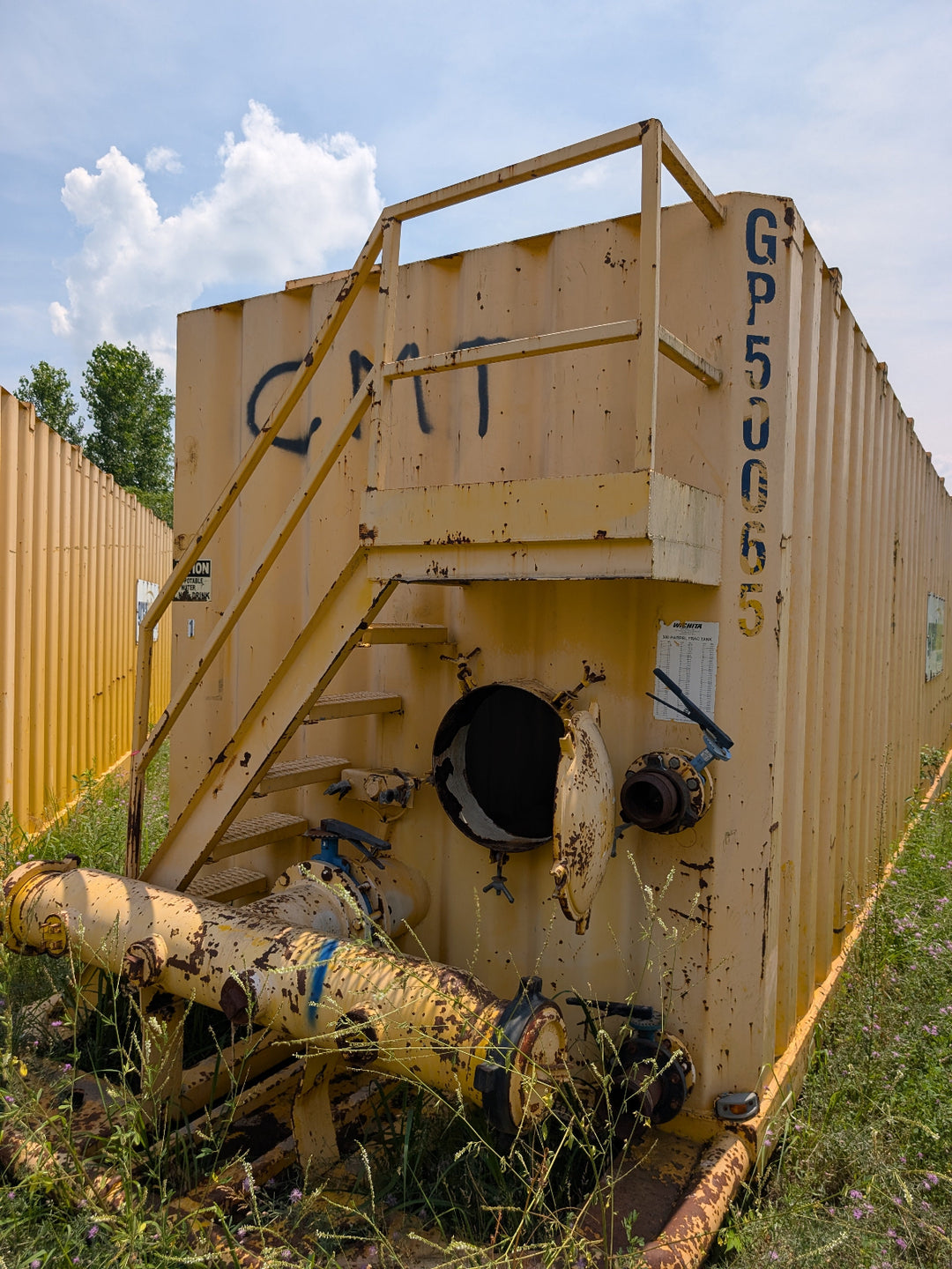 Front of yellow Wichita frac tank #GP50065