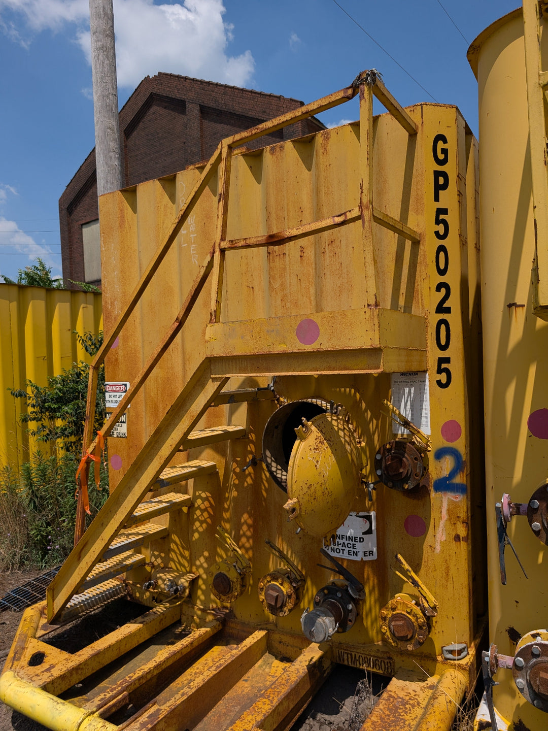 Front of yellow Wichita frac tank #GP50205