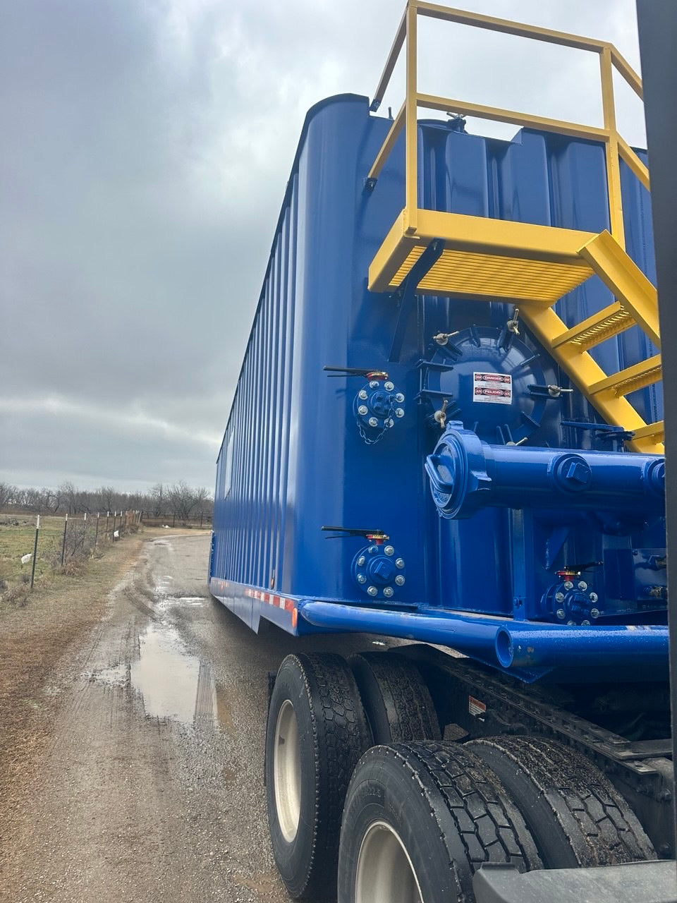 *BLUE* REFURBISHED 21,000 Gallon Dragon Flat Roof Frac Tank with External Manifold