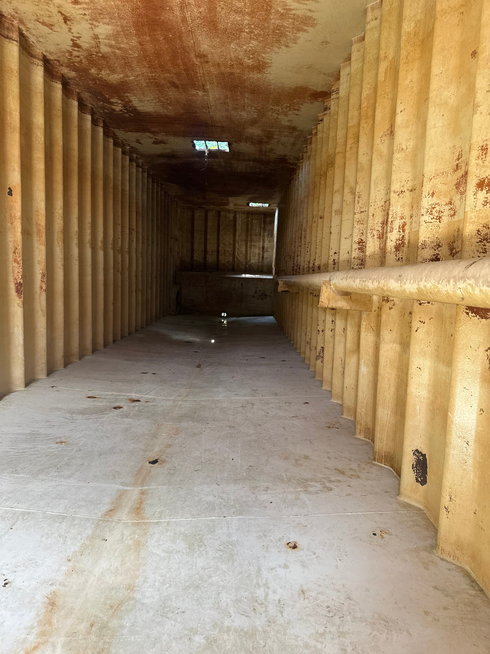 Cleaned interior of Wichita flat roof frac tank #711268