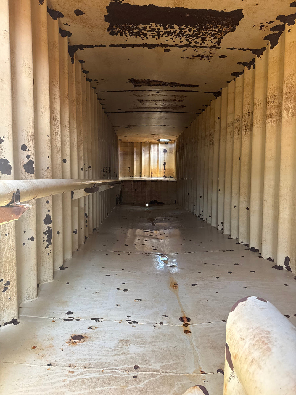 Cleaned interior of gray Dragon flat top frac tank #1211049