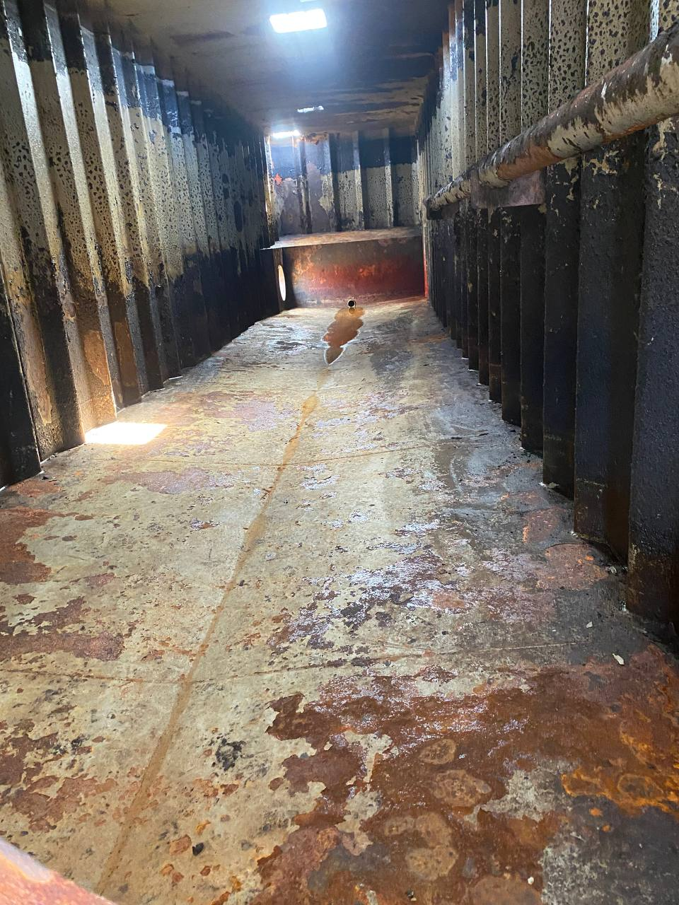 Interior_of_red_Saltys_21_000_gallon_flat_top_frac_tank_28636
