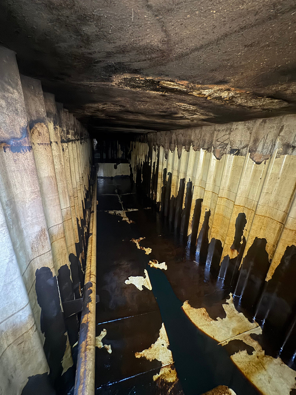 Interior of red Dragon frac tank FM1401R