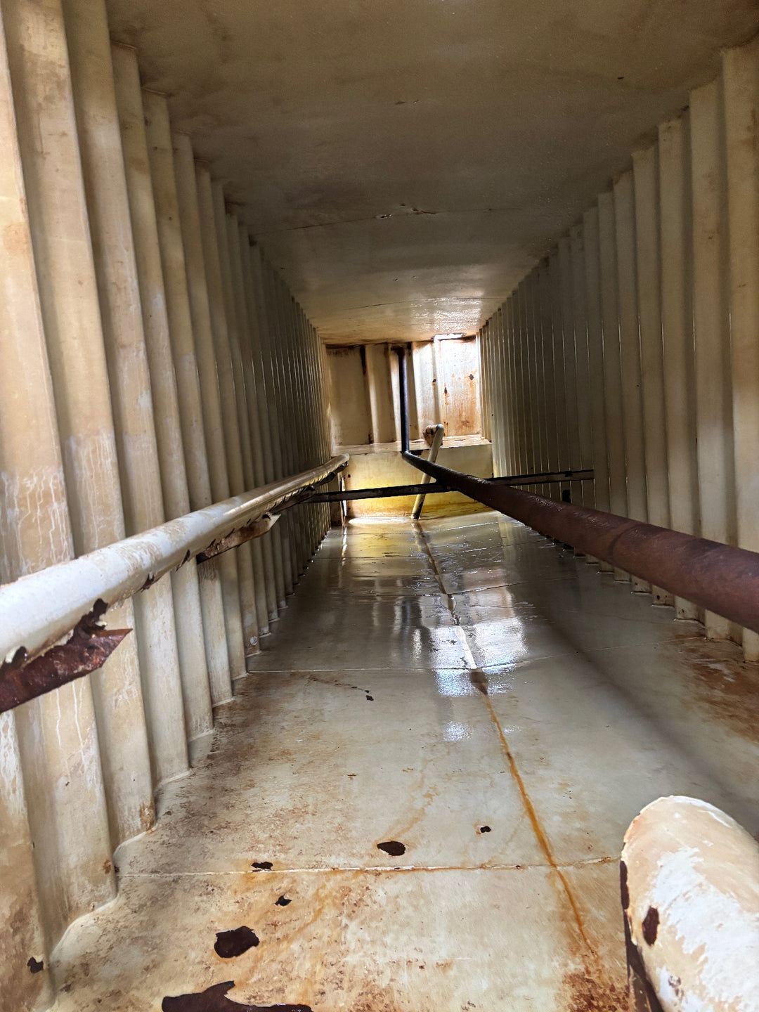 Alt: The interior of yellow Dragon 21,000 gallon frac tank #0760208