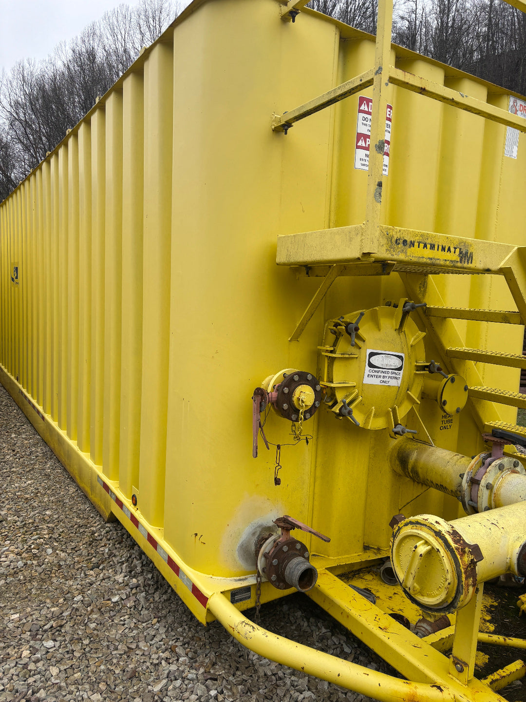 View of the left side of the yellow Dragon 21,000 gallon frac tank #0760508