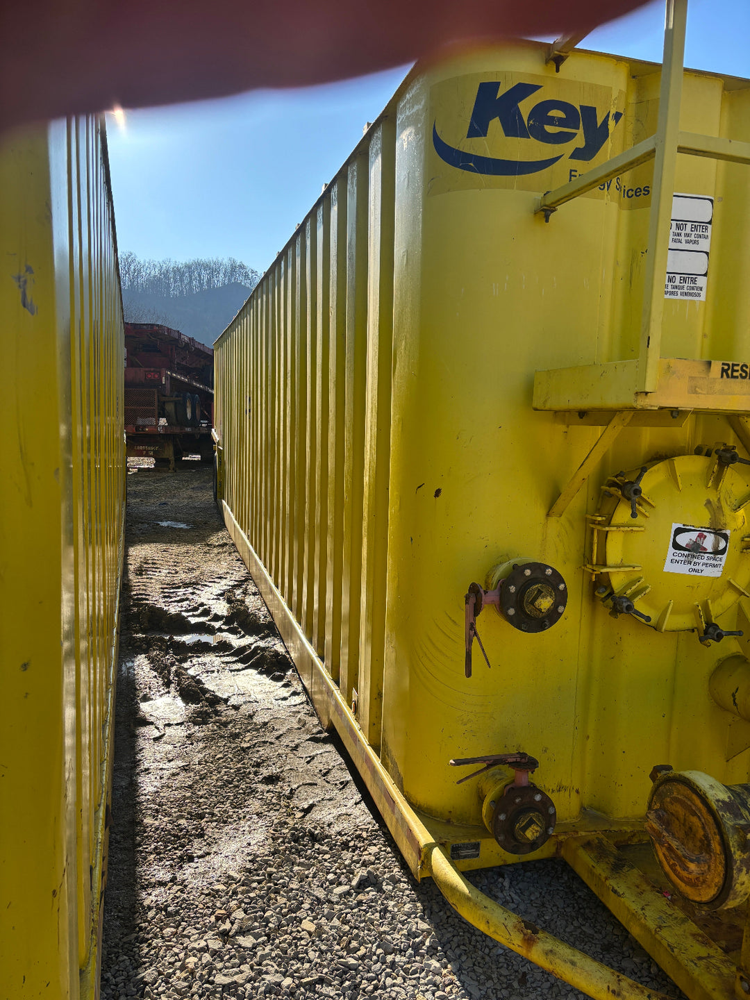 View of the left side of the yellow Dragon 21,000 gallon frac tank #0760537