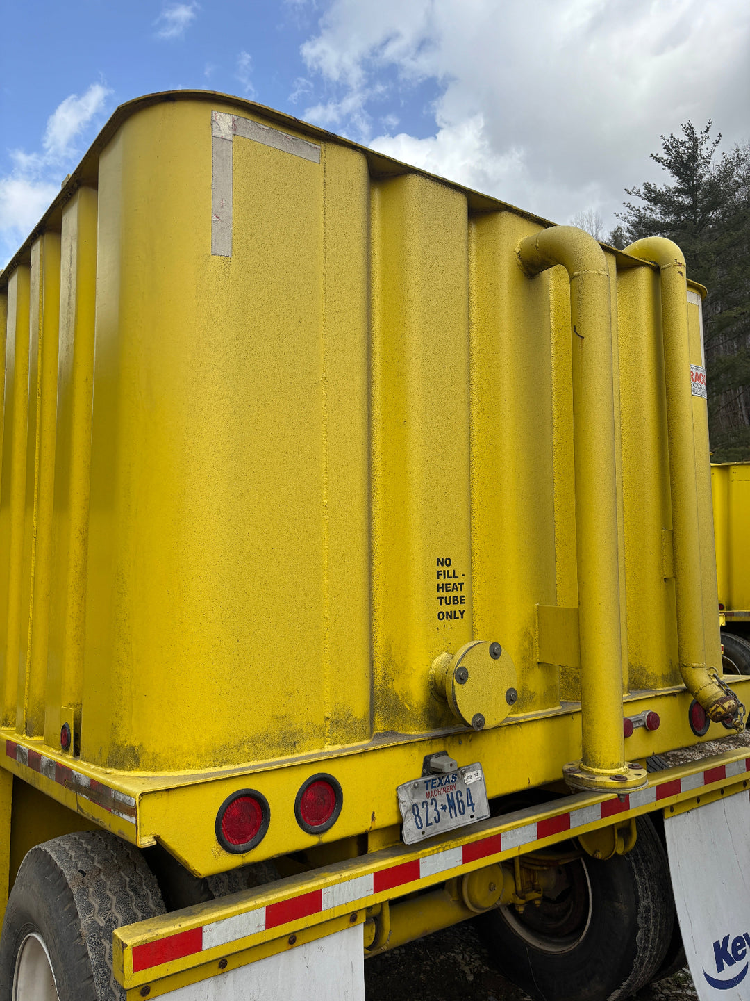 Alt: Rear view of the yellow Dragon 21,000 gallon frac tank #0760225