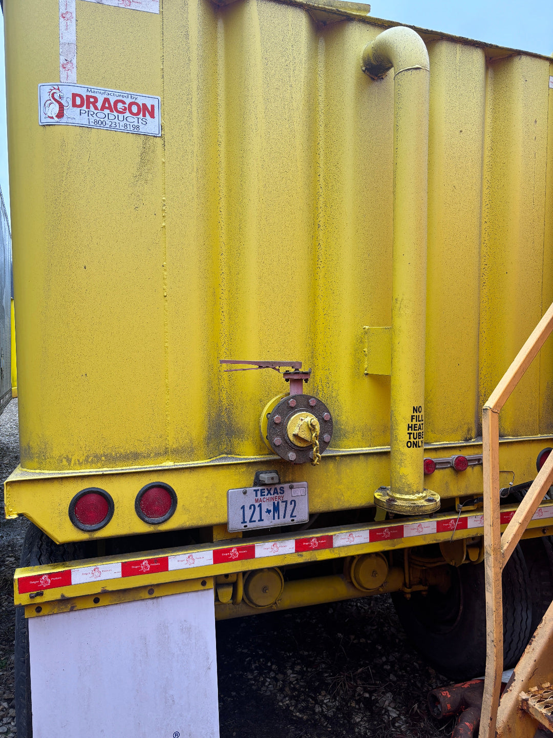Rear view of the yellow Dragon 21,000 gallon frac tank #0760568