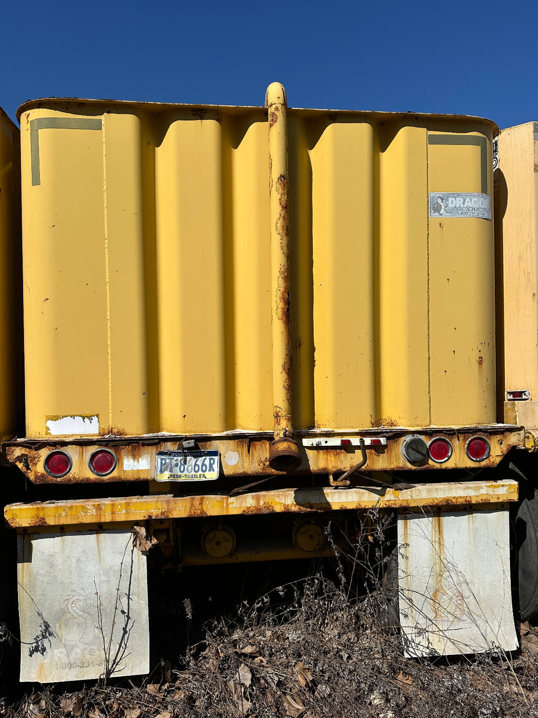 Rear view of the yellow Dragon 21,000 gallon frac tank #GP53141