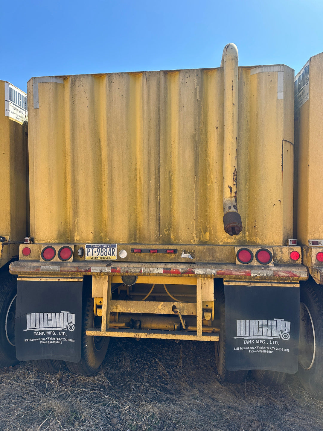 Rear view of the yellow Wichita 21,000 gallon frac tank #GP50011