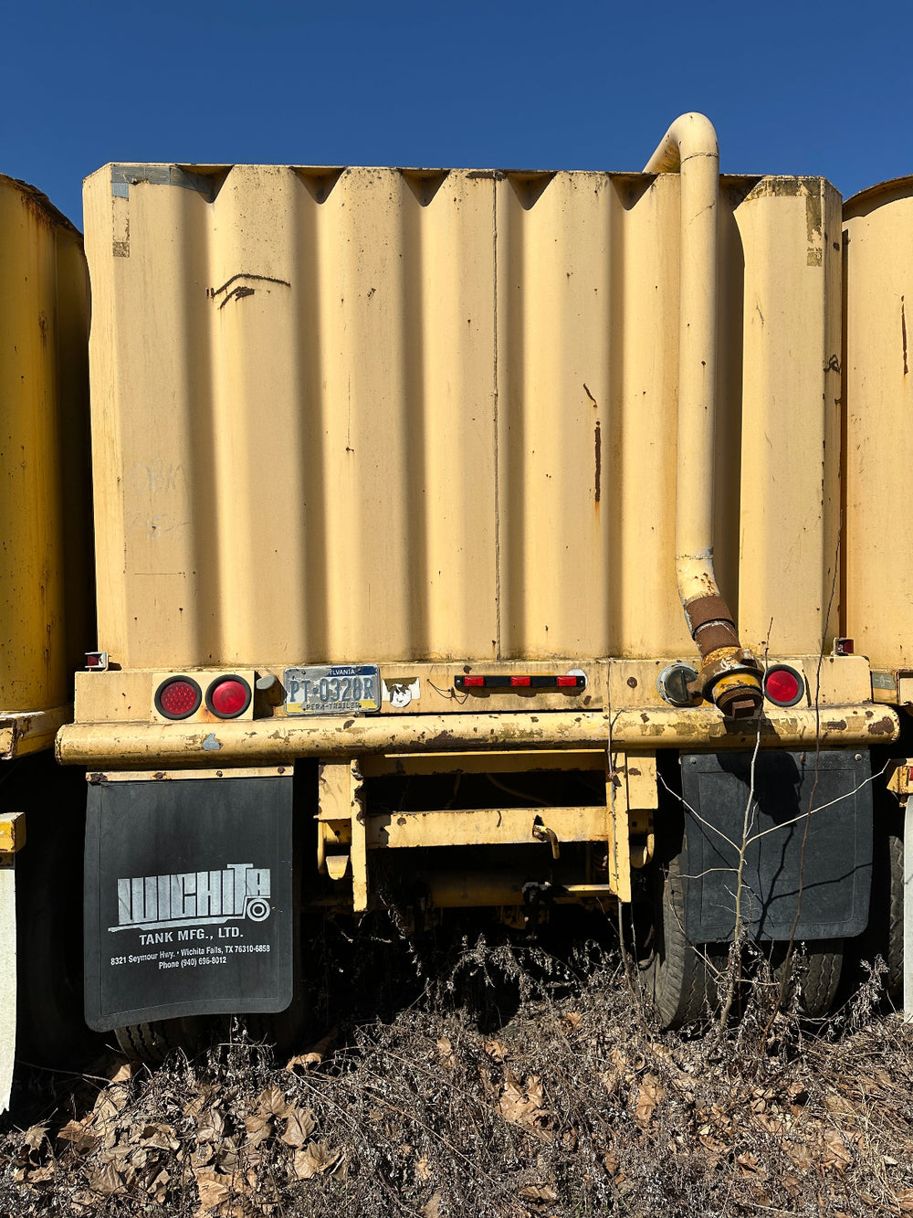 Rear view of the yellow Wichita 21,000 gallon frac tank #GP50076