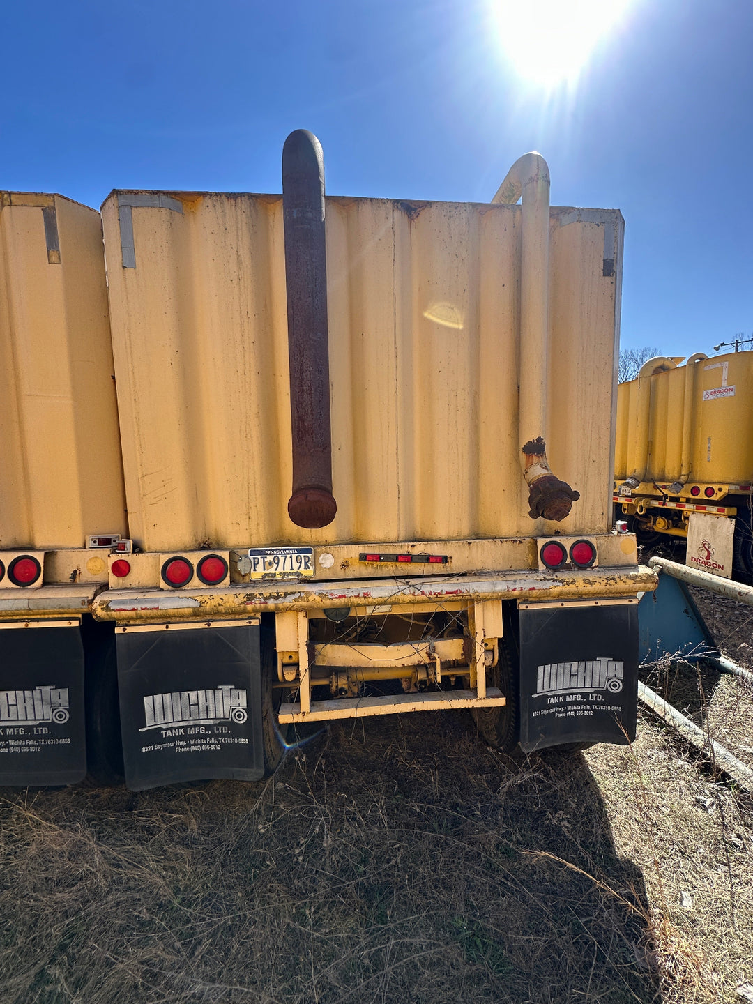 Rear view of the yellow Wichita 21,000 gallon frac tank #0760295