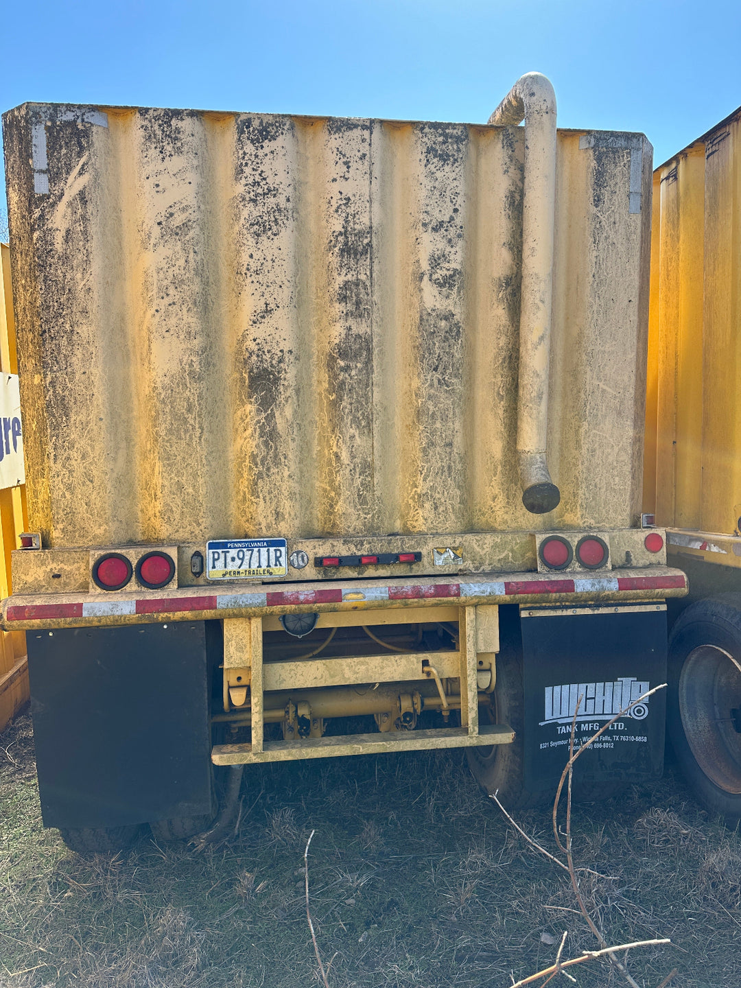Rear view of the yellow Wichita 21,000 gallon frac tank #GP50124
