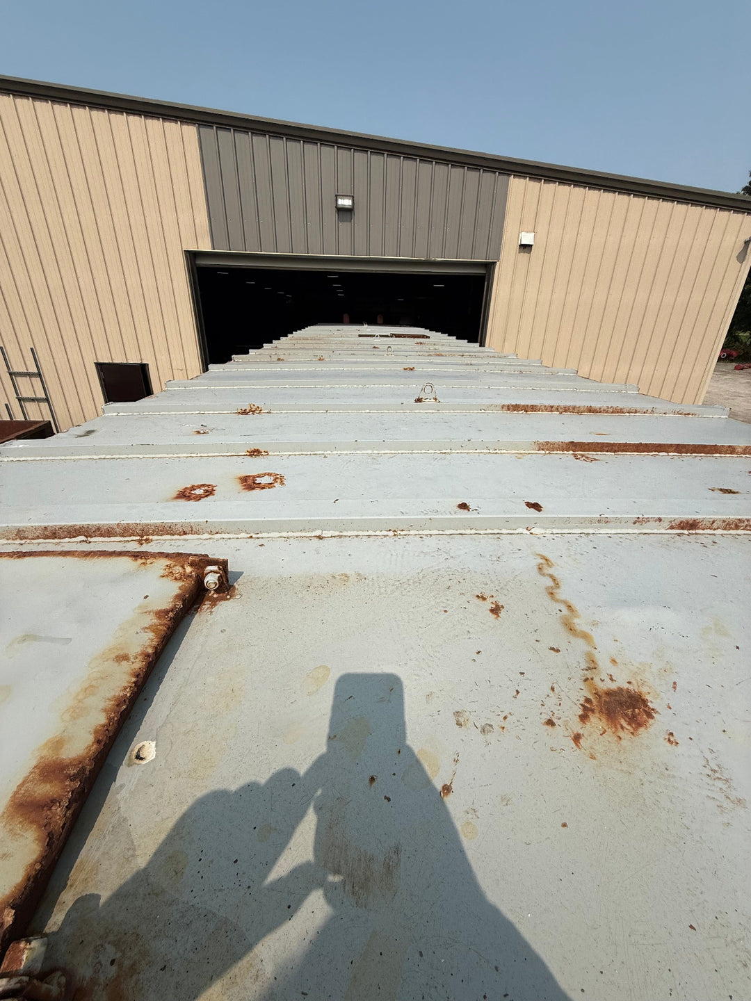 Roof of Dragon flat top frac tank #5556
