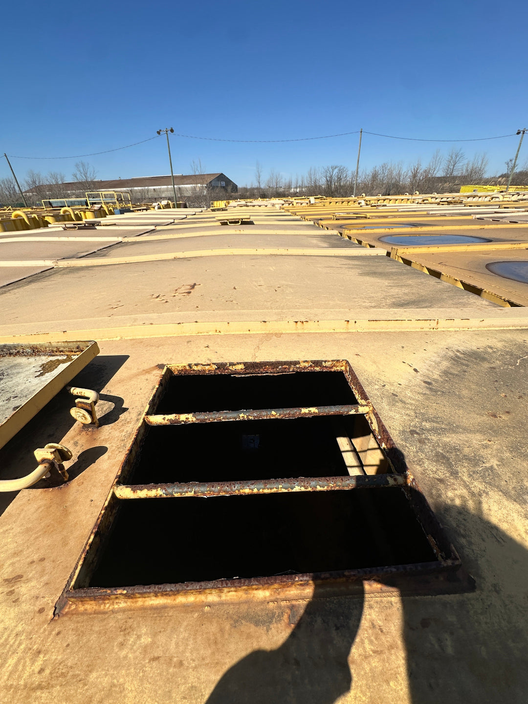 Roof view of yellow Wichita 21,000 gallon frac tank #GP50011
