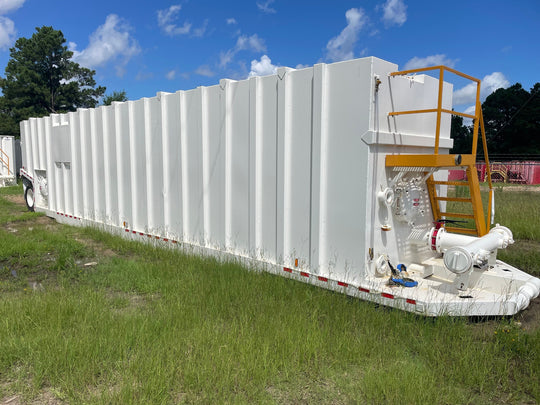 Side/front view of Pinnacle smooth wall frac tank #127