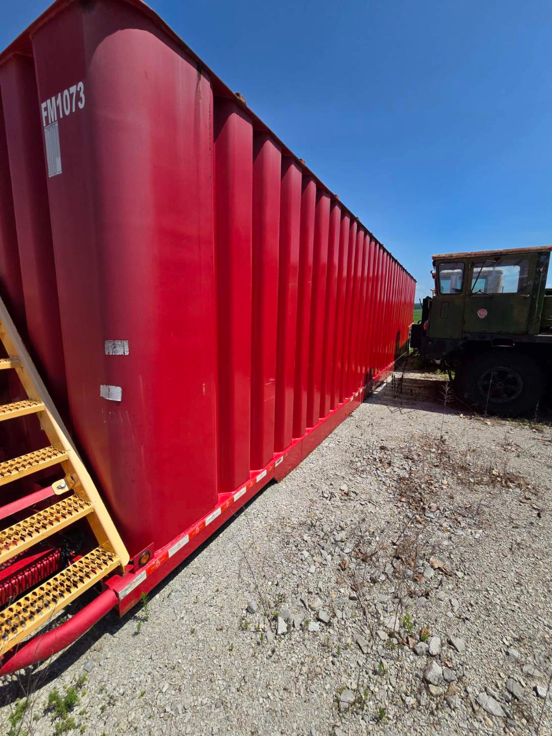 Side/front of Dragon flat top frac tank #FM1073